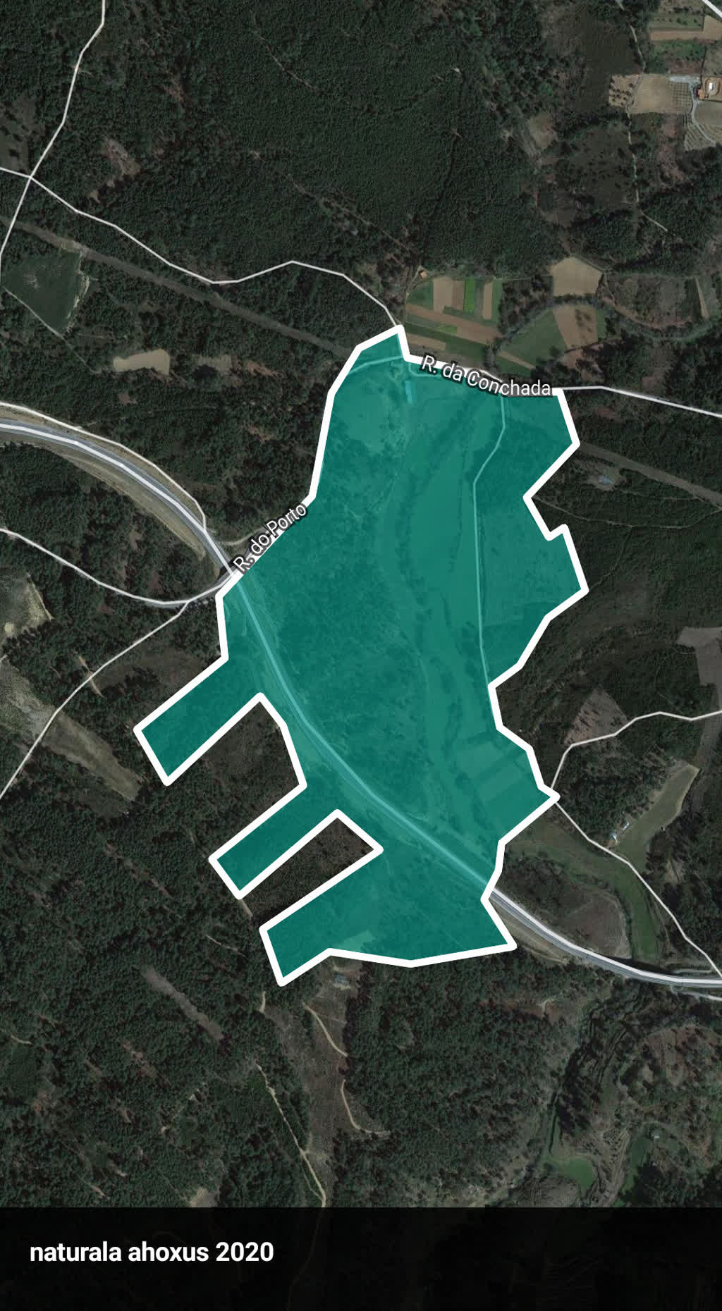 
the satellite view of the land with a line limiting the area
